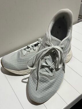 New Balance Women's Fresh Foam Arishi V4 Running Shoe 9D (w)